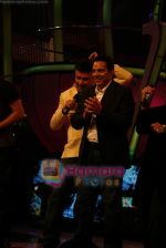 Dharmendra, Anu Malik on the sets of Indian Idol in Filmcity on 27th July 2010 (5).JPG